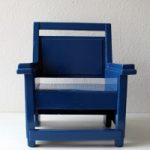 verkleind-blauw-kinderstoel-200×300